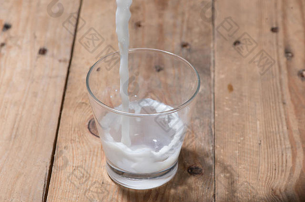牛奶图像牛奶秋天玻璃