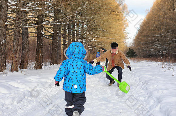 孩子运行冬天公园有趣的家庭