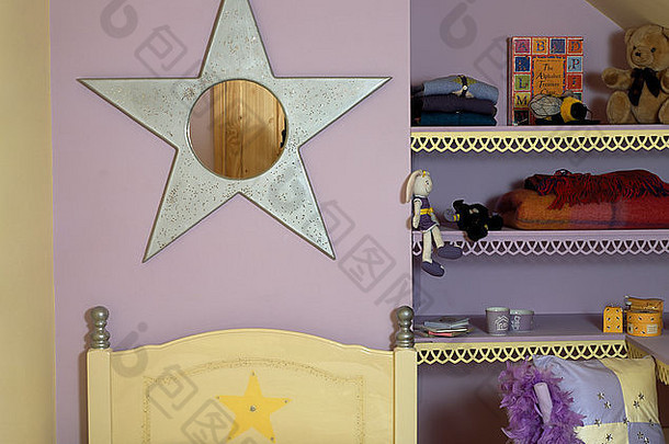 明星形状的镜子床上孩子的紫色卧室圆齿状的边缘搁置