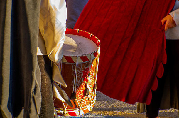 细节鼓红色的黄色的中世纪的服装背景中世纪的事件意大利