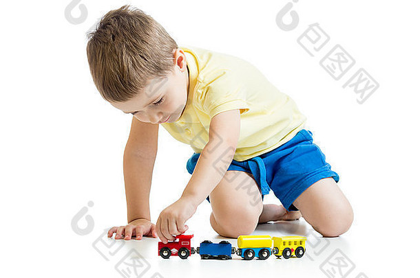 孩子男孩玩玩具孤立的白色背景