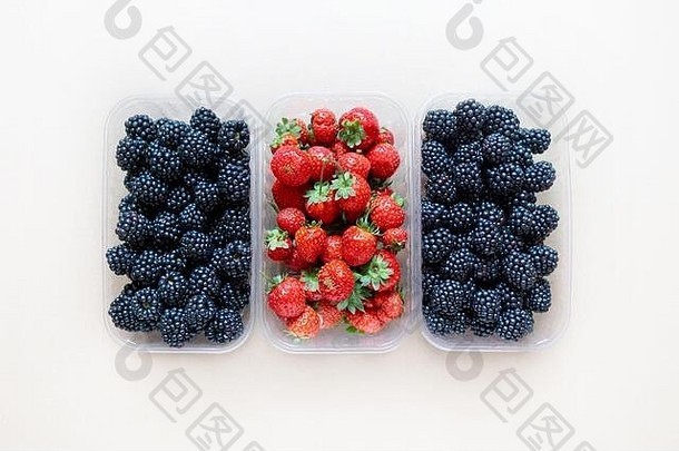 塑料容器完整的新鲜的黑莓草莓前视图