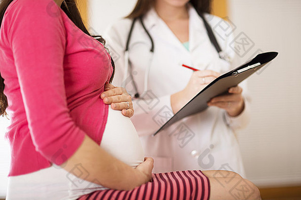 年轻的怀孕了女人<strong>医生</strong>救护车