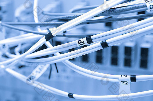 纤维电缆连接服务器数据中心