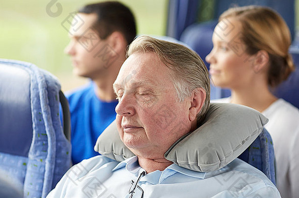 高级男人。睡觉旅行公共汽车脖子枕头