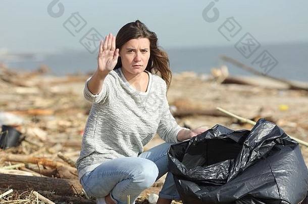 愤怒的志愿者清洁脏海滩手势停止手相机