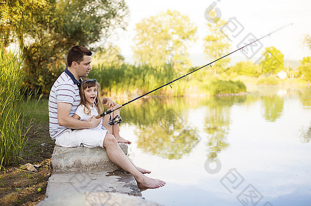 快乐年轻的父亲钓鱼湖女儿