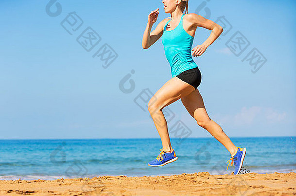 女人运行海滩锻炼健身概念