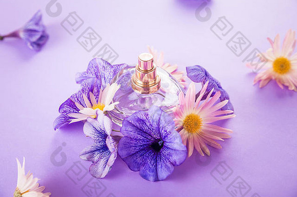 瓶香水花紫色的背景