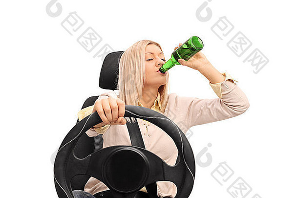 工作室拍摄不负责任的年轻的女人喝啤酒开车孤立的白色背景