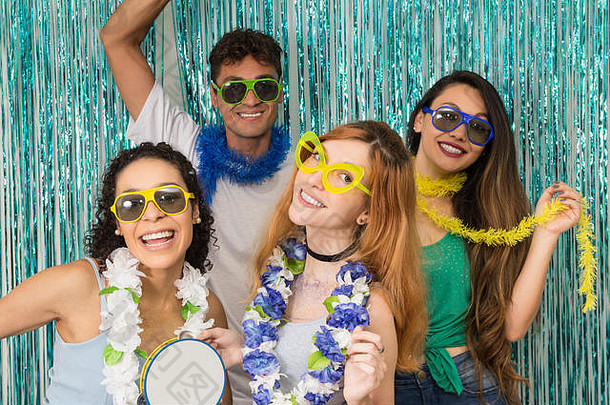 多少数民族集团巴西朋友盛装的狂欢者快乐庆祝狂欢节庆祝活动人穿太阳镜