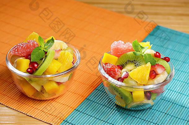 健康的水果沙拉玻璃碗
