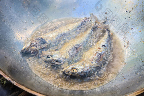 鲭鱼炸锅烹饪泰国厨房