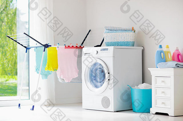 洗衣房间洗机下跌干燥机现代家庭设备白色阳光明媚的首页清洁洗衣服干燥架液体洗