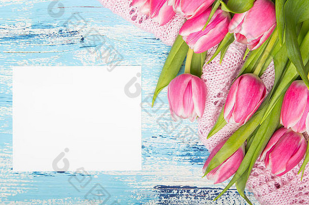 粉红色的郁金香花束巴恩克纸蓝色的木背景复制空间美丽的花