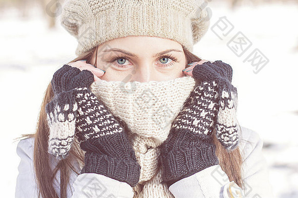 冬天肖像女美丽的蓝色的眼睛户外特写镜头年轻的女人穿服装冷天气围巾他