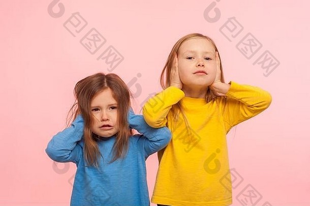听!肖像淘气的不听话的女孩覆盖耳朵手忽略父母的建议避免烦人的说话