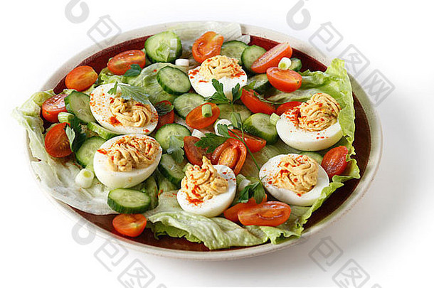自制的魔鬼鸡蛋服务沙拉minature西红柿生菜切片黄瓜切碎绿色葱一边视图