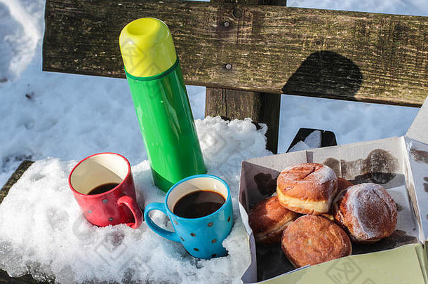 绿色热水瓶红色的蓝色的杯咖啡盒子甜甜圈木板凳上覆盖雪kosmaj山贝尔格莱德塞尔维亚