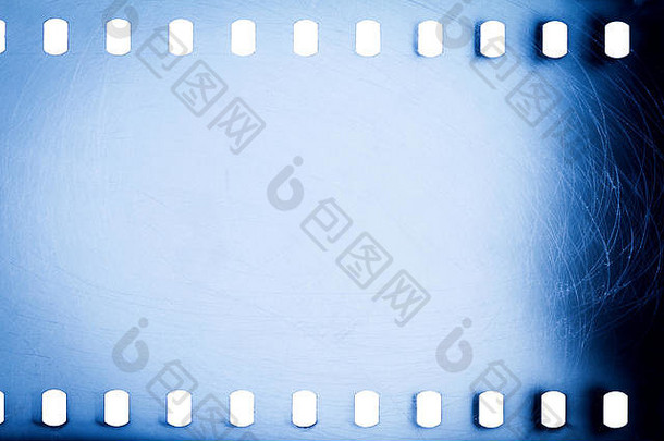 空白嘈杂的挠电影带纹理背景蓝色的穿孔电影孤立的白色背景