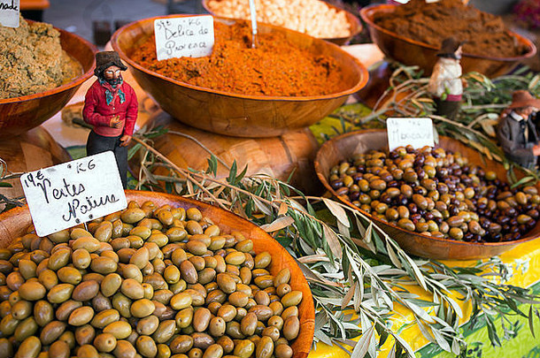 各种橄榄提供市场摊位博纳法国欧洲