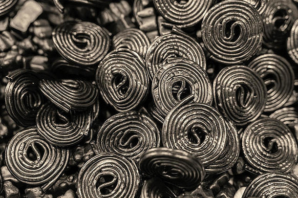 各种各样的橡皮糖糖果marmalades形状黑色的盘螺旋前视图甜蜜的背景