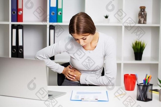 疲惫女人办公室痛苦严重的腹部疼痛