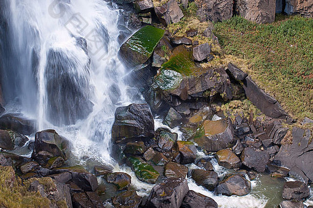 秋天北清晰的溪水瀑布科罗拉多州