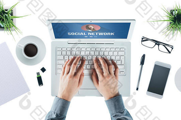 社会网络用户接口移动PC女人打字键盘桌面前视图