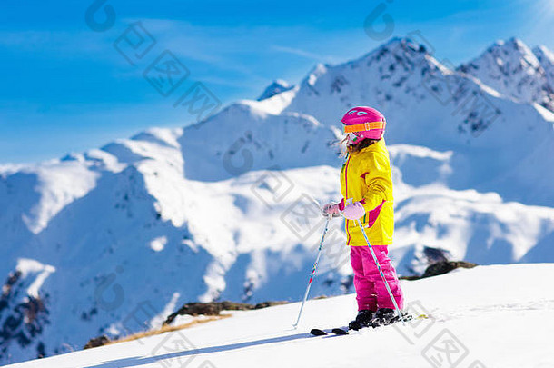 孩子滑雪山活跃的蹒跚学步的孩子安全头盔护目镜波兰人滑雪比赛年轻的孩子们冬天体育运动家庭孩子们滑雪