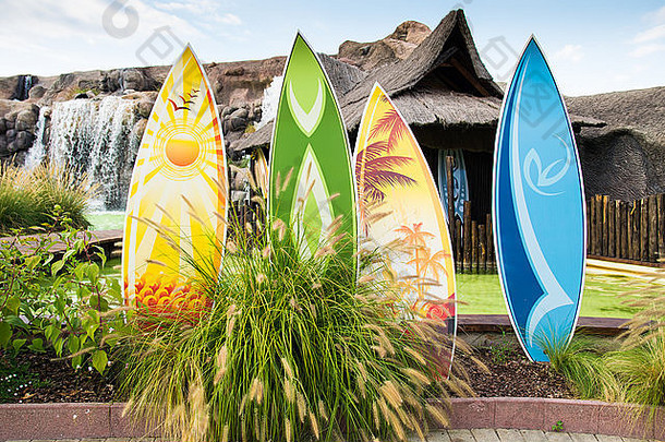 色彩斑斓的冲浪板前面典型的夏威夷小屋