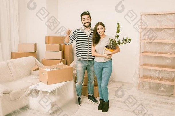 高加索人年轻的夫妇快乐移动公寓