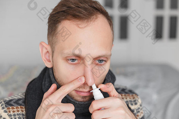 男人。鼻喷雾概念治疗过敏常见的冷冬天风格