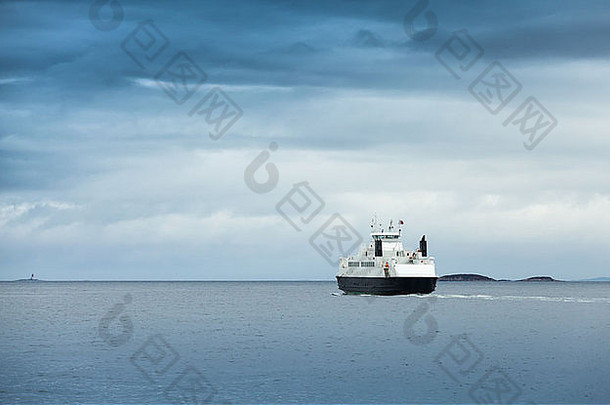 白色乘客渡船阴天气挪威海