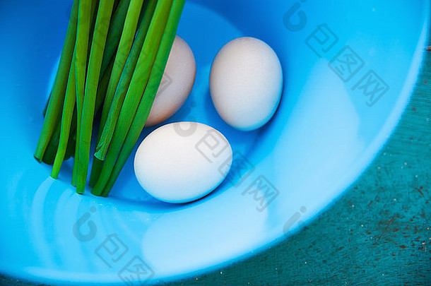自然白色鸡蛋蓝色的碗