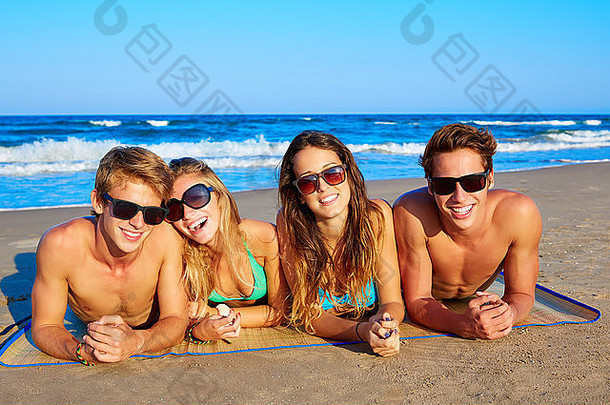 集团年轻的朋友夫妻肖像海滩说谎沙子夏天假期