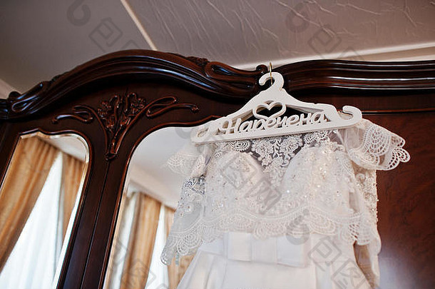 白色奢侈品婚礼衣服衣架木内阁酒店房间