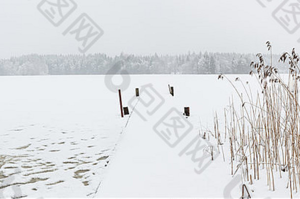 暴雪冬天景观冻湖