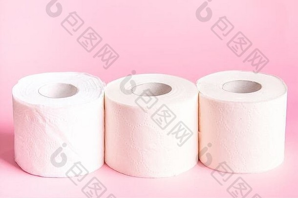 卷白色厕所。。。纸特写镜头粉红色的背景