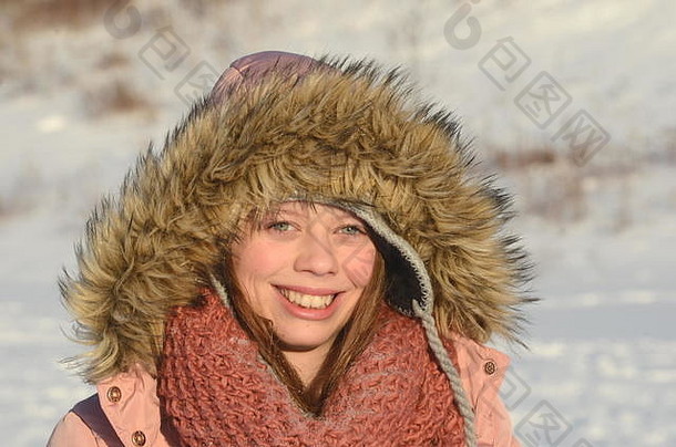 肖像美丽的微笑高加索人十几岁的女孩雪冬天背景冷冬天加拿<strong>大年</strong>轻的女东部欧洲起源