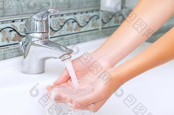 女人洗手脸肥皂浴室清洁皮肤电晕病毒