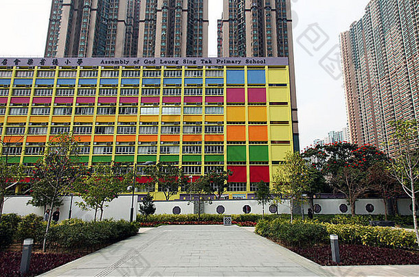 照片色彩斑斓的幼儿园学校主孩子们在香港香港现代建筑