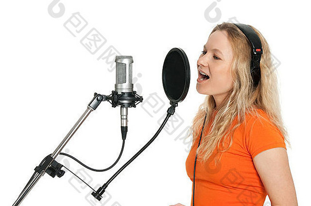 女歌手橙色t恤唱歌工作室麦克风孤立的白色背景