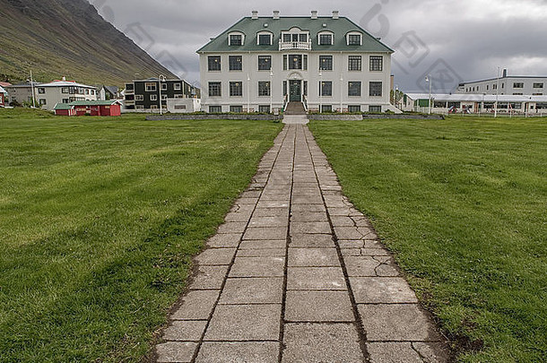 石头路径领先的大白色房子伊萨菲约杜尔冰岛多云的一天