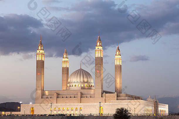 大清真寺尼兹瓦照亮晚上阿曼阿曼中间东