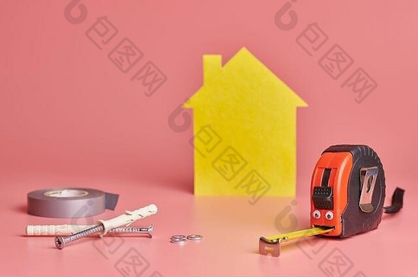 房子改造有趣的概念金属磁带测量修复项目首页修复重新装修了概念黄色的房子形状的数字粉红色的巴克
