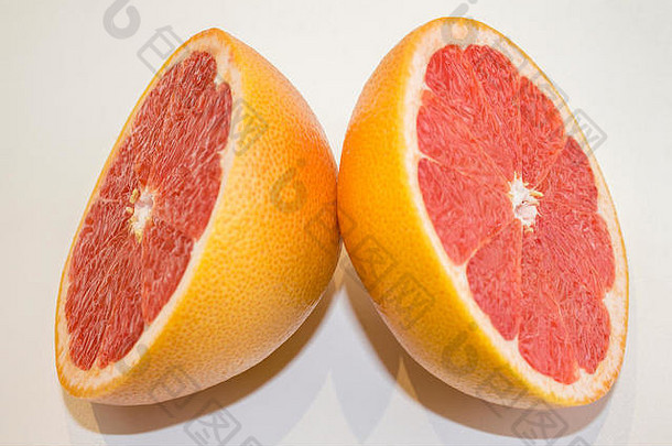 多汁的葡萄柚关闭视图白色背景