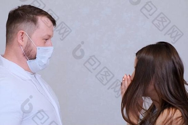 生病的女人流感冷症状打喷嚏存在医生
