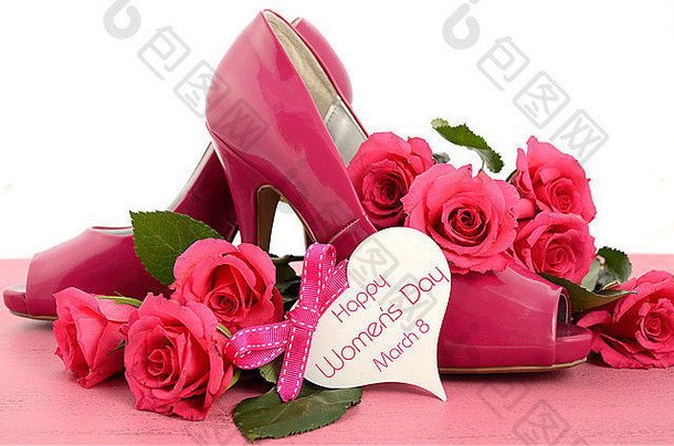 国际女人的一天3月女士们粉红色的高非常穿高跟鞋鞋子玫瑰古董粉红色的木背景