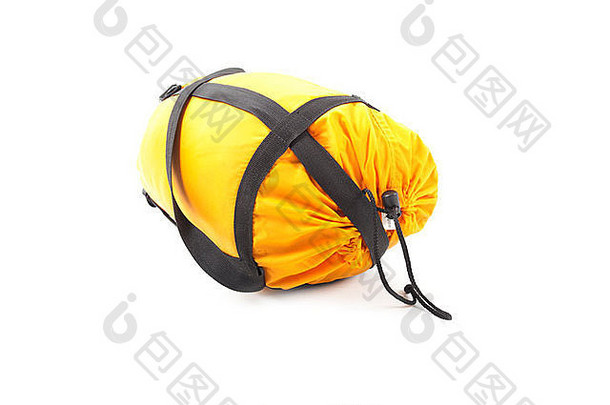 黄色的旅行袋睡觉袋孤立的白色背景